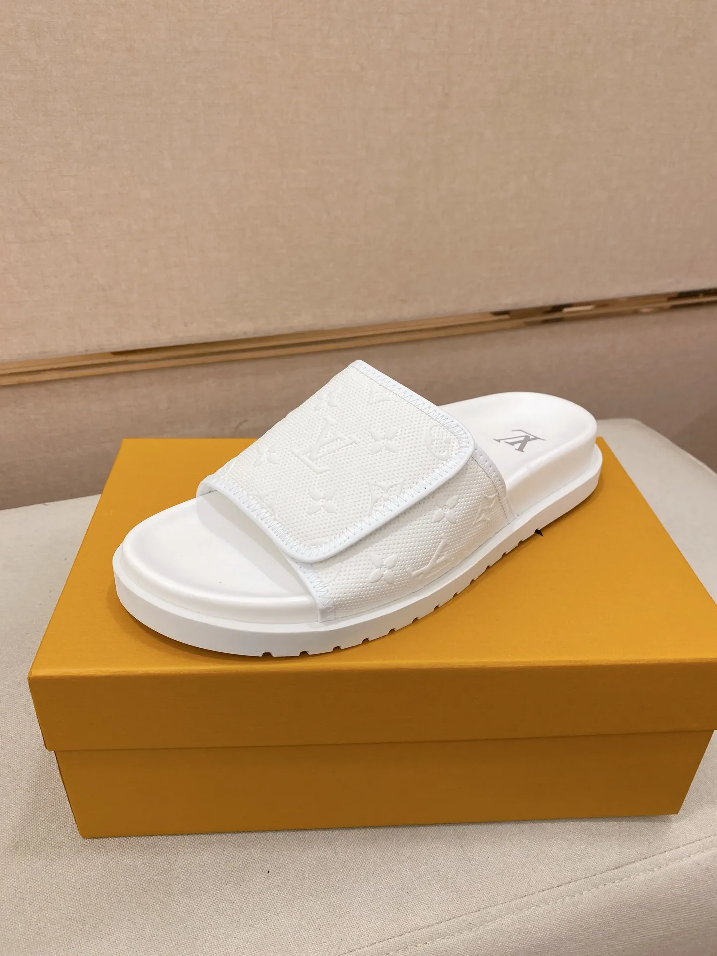 Men's shoes💰: 320💰Made by LV🔍Top purchasing agent, men's spring and summer slippers are available at the same counter. The uppers are made of cowhide imported from Italy, with logo graphics and high-quality craftsmanship. Soles: original soles specially provided by the original factory. Exclusive molded soles are super comfortable. Original goods with single order, 🔍🔍high quality, you can enter and exit the counter at will. Welcome to compare, code number 38-44.